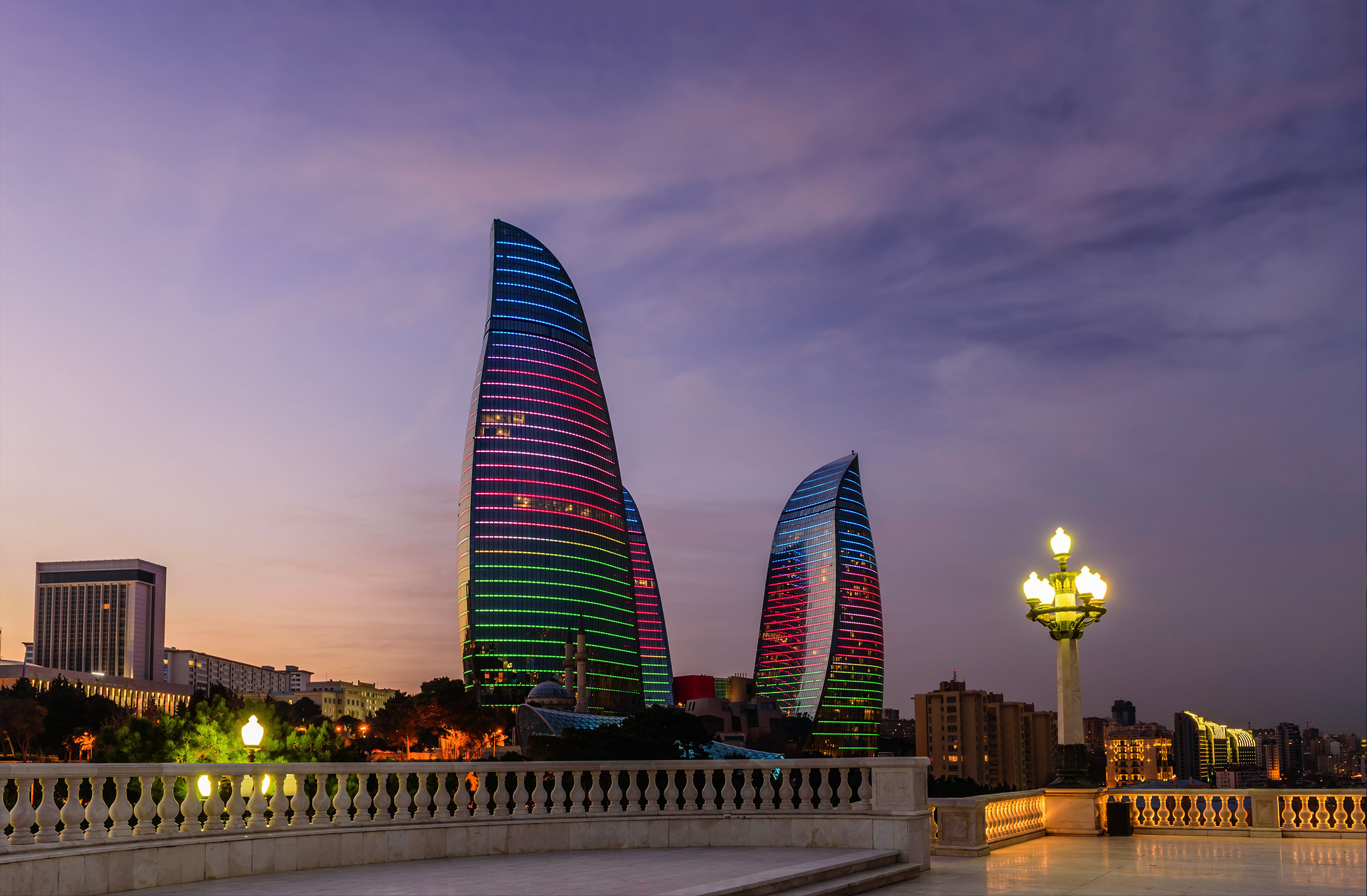 Какая столица у азербайджана. Флейм Тауэрс Баку. Пламенные башни Баку Азербайджан. Азербайджан башня Флейм Тауэрс. Флейм Тауэр в Баку.